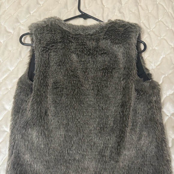 TALULA Aritzia Woman’s faux fur vest in size x-small perfect condition - Picture 5 of 5